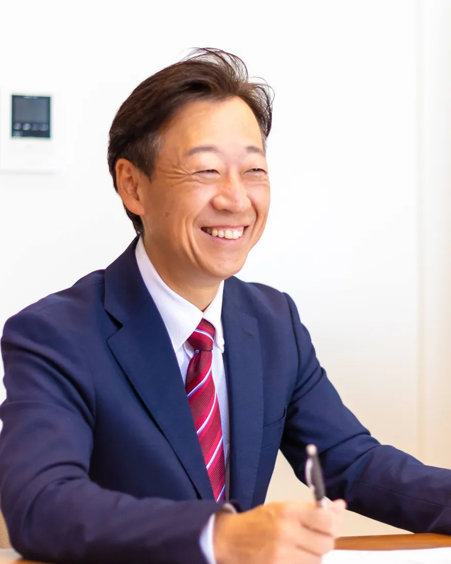 笑顔で相談に応じる、森企画 代表 森 誠
